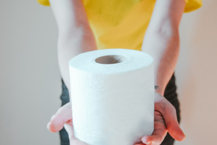 Ljudi stavljaju rolu toaletnog papira u ormar i preko noći se rješavaju problema koji ih je dugo mučio