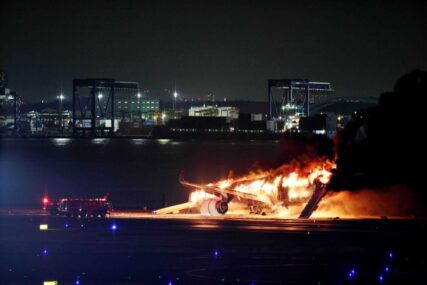 U sudaru na aerodromu u Tokiju poginulo pet članova posade aviona obalske straže