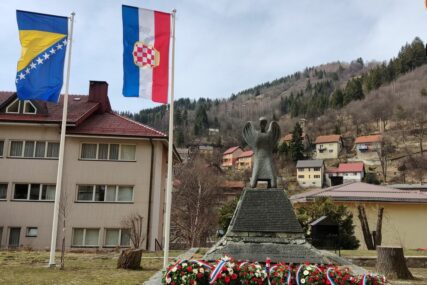 Semir i Adis srušili i skinuli zastave "Herceg Bosne" i Vatikana sa HVO spomenika u Varešu