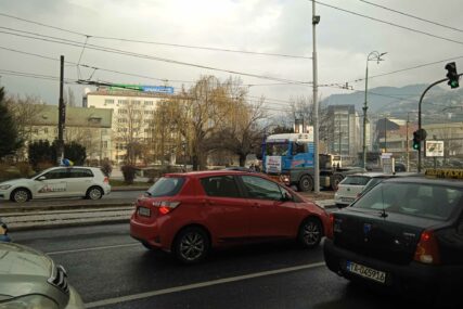 OKOM KAMERE BOSNAINFO Danas je u Sarajevu svečanim defileom obilježen Dan vozača i automehaničara (FOTO+VIDEO)