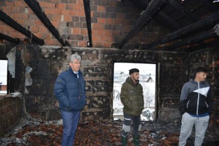 Brčko Distrikt: Gradonačelnik Nišić sa suradnicima obišao izgorjelu kuću u naselju Prutače