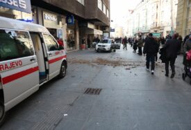 Bosnainfo na mjestu nesreće: Obrušila se fasada u centru Sarajeva i povrijedila ženu (FOTO)