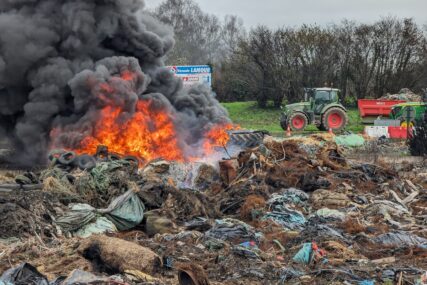 Protest poljoprivrednika u Francuskoj: Blokirali put, bacali smeće i slamu