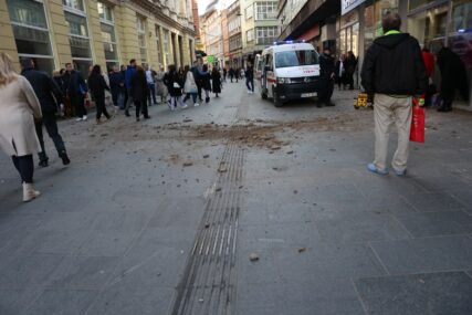 Oglasili se iz MUP-a KS zbog obrušavanja fasade u centru Sarajeva: Žena zadobila teške povrede