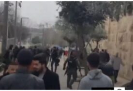Izraelska policija tjera Palestince koji pokušavaju doći do Al-Akse (VIDEO)