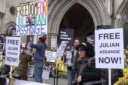 Pristalice Juliana Assangea okupljaju se ispred Visokog suda u Londonu