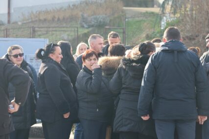 Neutješna majka došla na sahranu ubijenog Kulišića: "Ubiše mi Sašu. Iščupaše ga iz mog srca, zašto?"