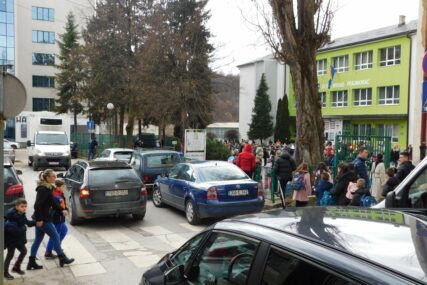 VOGOŠĆA Roditelji koji dolaze po djecu pred školu vozilima blokiraju ulicu u kojoj je zabranjeno zaustavljanje i prakiranje