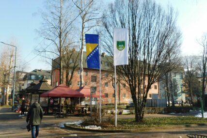 Kritika Bosnainfo ima efekta: Zamijenjene zastave na "Trgu branilaca Vogošće"