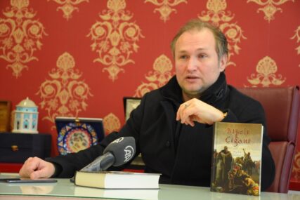 Bh. pisac Adnan Ćatović na društvenim mrežama: "O identitetu i ogledalu: kako su Bošnjani postali nevidljivi, a Serblji vječni"
