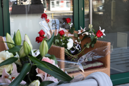 Građani ostavljaju cvijeće i pale svijeće ispred kafića ubijene Amre Kahrimanović