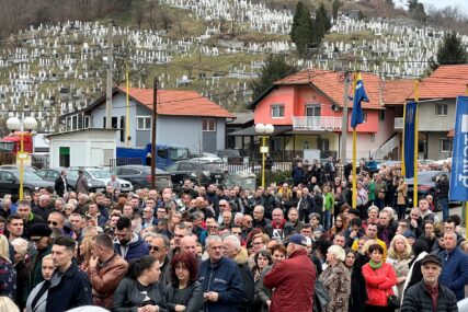 Stotine ljudi bilo na posljednjem ispraćaju ubijene Amre Kahrimanović