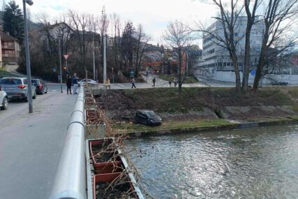 Sarajevo: Automobilom sletio u korito rijeke Miljacke (FOTO)