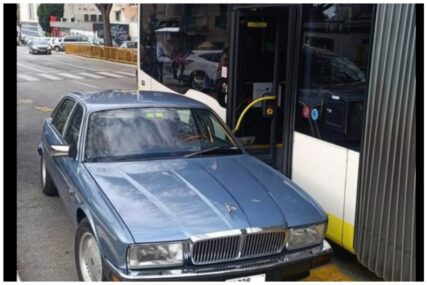 Nevjerojatna scena iz Splita, pogledajte kako je parkirao ovaj genijalac: Izađeš iz busa pa uđeš u - Jaguar!