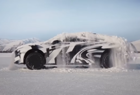 Upoznajte Kineza NIO ET9 - automobil koji sa sebe otrese snijeg poput psa