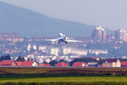 Zašto je oštećeni avion letio sat vremena iznad Beograda?