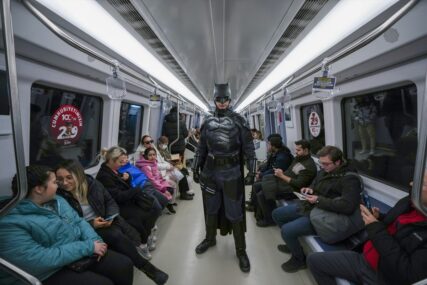 NADREALNE SLIKE SA ULICA TURSKOG GRADA "Batman" prošetao ulicama Ankare (FOTO)