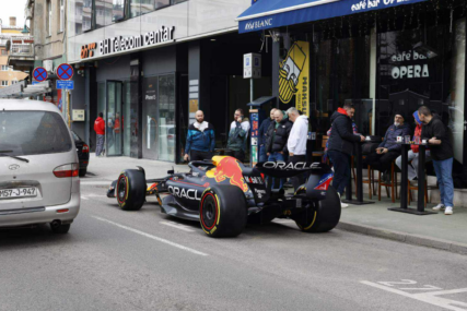 Šampionski bolid Red Bulla privukao pažnju u Sarajevu: Zbog mjesta gdje je parkiran zakačili mu i kaznu (FOTO)