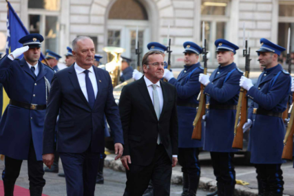 Bosnainfo na licu mjesta: Njemačkog ministra odbrane Borisa Pistoriusa dočekao Zukan Helez (FOTO)