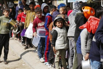 Srceparajući prizori: Palestinska djeca satima čekaju u redu za hranu