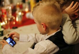 Francuska razmišlja o zabrani korištenja telefona za djecu