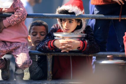 POTRESNE SCENE Djeca u Gazi satima čekaju na obrok (FOTO)