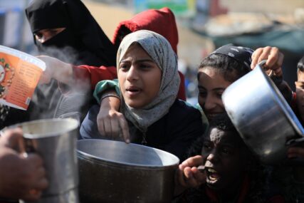 WFP: Ljudi u Gazi sjede nedaleko od kamiona punih hrane i gladuju!