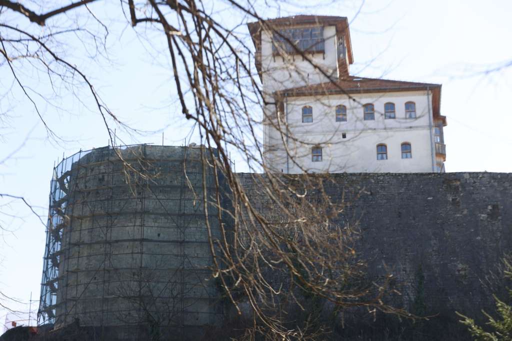 Gradina Gradacac Prva faza obnove Kule Husein-kapetana u Gradačcu mogla bi biti okončana ...