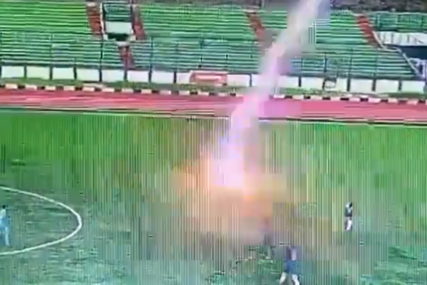 HOROR U INDONEZIJI Fudbalera ubio grom na terenu (UZNEMIRUJUĆI VIDEO)