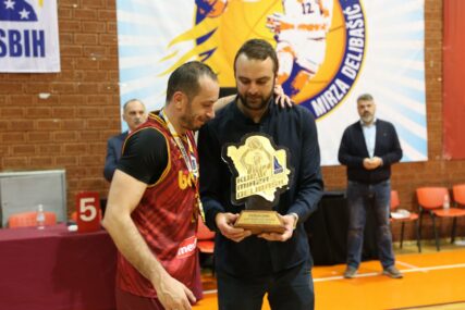 Pehar predao Danko Delibašić: Pogledajte slavlje košarkaša Bosne nakon osvjajanja "Kupa Mirze Delibašića" (FOTO)