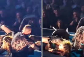 Madonna tokom koncerta pala na pod, nastavila pjevati na stomaku (VIDEO)