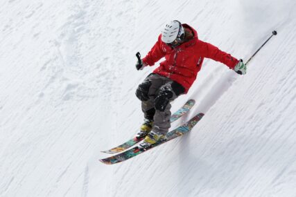 Natpis na švicarskom skijalištu izazvao buru: Evo kome više ne iznajmljuju skije