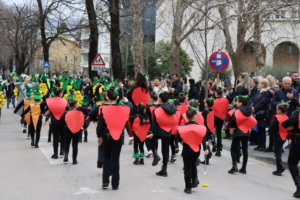 Mostarski karneval: Vesela povorka prodefilirala gradom