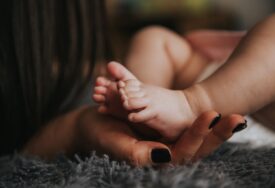Žene koje rađaju u kasnijoj dobi često žive do 90, prema istraživanju