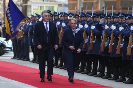NAŠE KAMERE SU ZABILJEŽILE Predsjednica Slovenije Nataša Pirc Musar stigla u Sarajevo (FOTO)