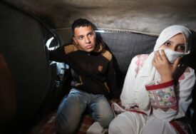 FOTO / Par iz Gaze nakon vjenčanja započeo zajednički život u automobilu