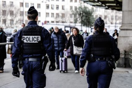 HOROR U PARIZU: Troje ljudi izbodeno na željezničkoj stanici, napadač imao nož i čekić