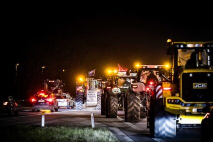 ODUSTAJANJE NIJE OPCIJA Poljoprivrednici blokirali granicu Belgije i Nizozemske!