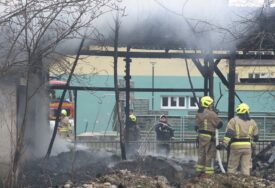 Požar u sarajevskom naselju Čengić Vila, vatrogasci na terenu (VIDEO)