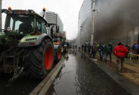 Poljoprivrednici u Briselu zapalili gomile starih guma u znak protesta tražeći akciju EU