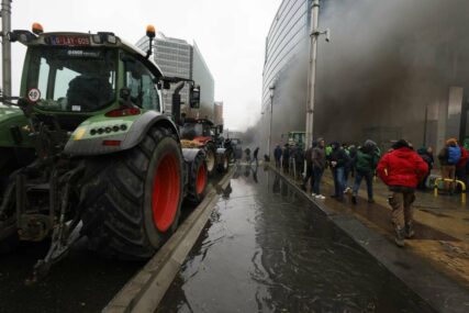 Poljoprivrednici u Briselu zapalili gomile starih guma u znak protesta tražeći akciju EU