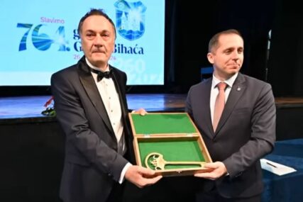 Senad Hadžifejzović proglašen za počasnog građanina Grada Bihaća, evo koji su ostali dobitnici priznanja