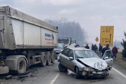 Teška nesreća na M17: Sudar automobila i 2 kamiona