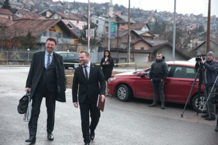 NA LICU MJESTA Suđenje zbog nepoštivanja odluka Christiana Schmidta: Miloš Lukić na Sud BiH došao vedar i nasmijan (FOTO)
