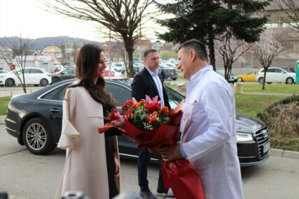 Prva dama Srbije posjetila UKC RS-a u Banjaluci i donirala inkubator