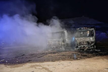 Na deponiji Uborak u požaru izgorjela dva kamiona (FOTO)