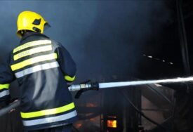 Vatrogasac u Karlovcu ranjen u gašenju požara, pogodio ga geler u leđa