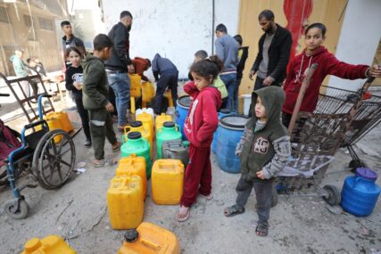Palestinci čekaju u redovima: Nestašice vode u Gazi koja je pod izraelskim napadima