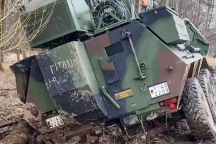 Poljoprivrednici traktorima izvlačili vojno oklopno vozilo iz blata