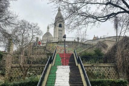 Pariz: Stepenice koje vode do bazilike Presvetog srca u bojama palestinske zastave